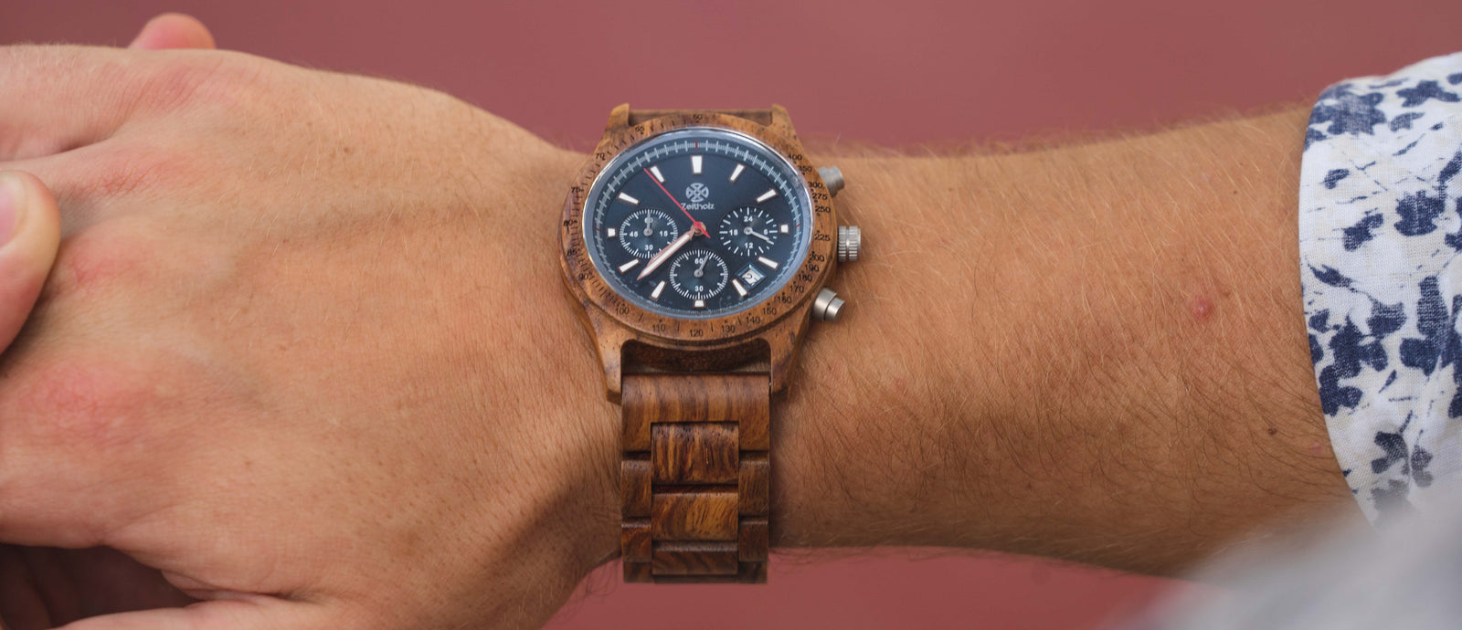 Herrenhandgelenk mit einer Bergen Blau Rosenholz 42mm Holzuhr