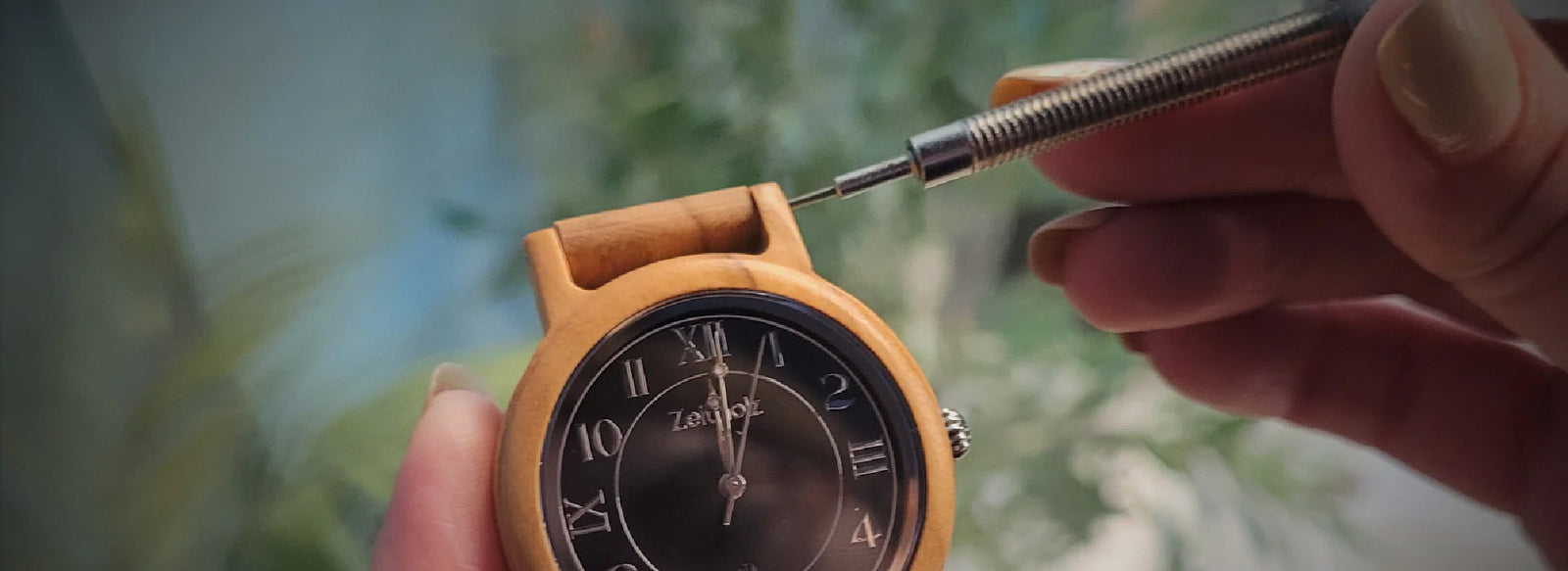 Zeitholz Bergen Herrenuhr aus Akazienholz mit leuchtend grünem Zifferblatt und dunkelbraunem Armband