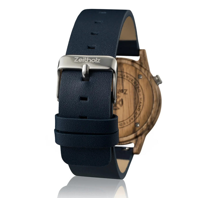 Holzuhr Breitenbrunn – Rückansicht mit dunkelblauem Lederarmband und Zeitholz-Dornschließe