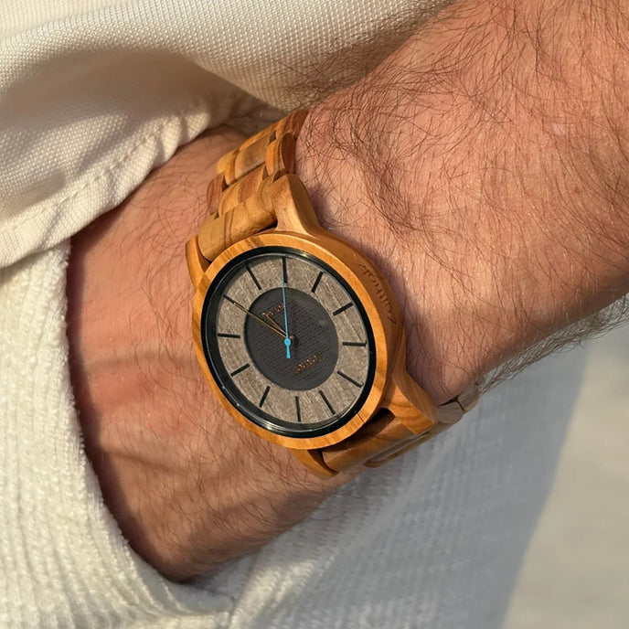 Solaruhr Sonnenberg aus Olivenholz am Handgelenk – 40 mm, graues Zifferblatt mit blauem Sekundenzeiger