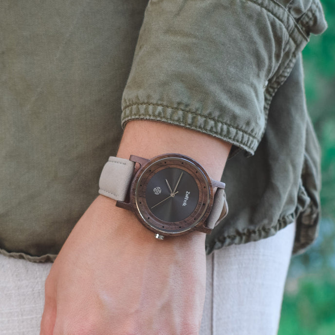 Zeitholz Eibenstock Herrenuhr aus Walnussholz mit grauem Stoffarmband