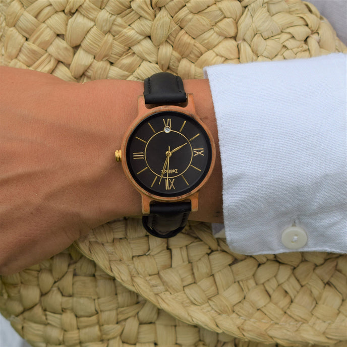 Elegante Zeitholz Rosenbach Damenholzuhr mit schwarzem Zifferblatt und Lederarmband