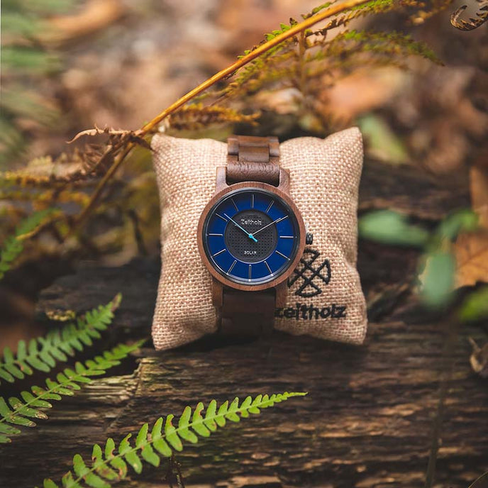 Solaruhr Sonnenberg Walnussholz 40mm presentation.