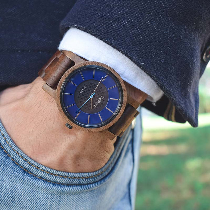 Solaruhr Sonnenberg Walnussholz 40mm hand in pocket.