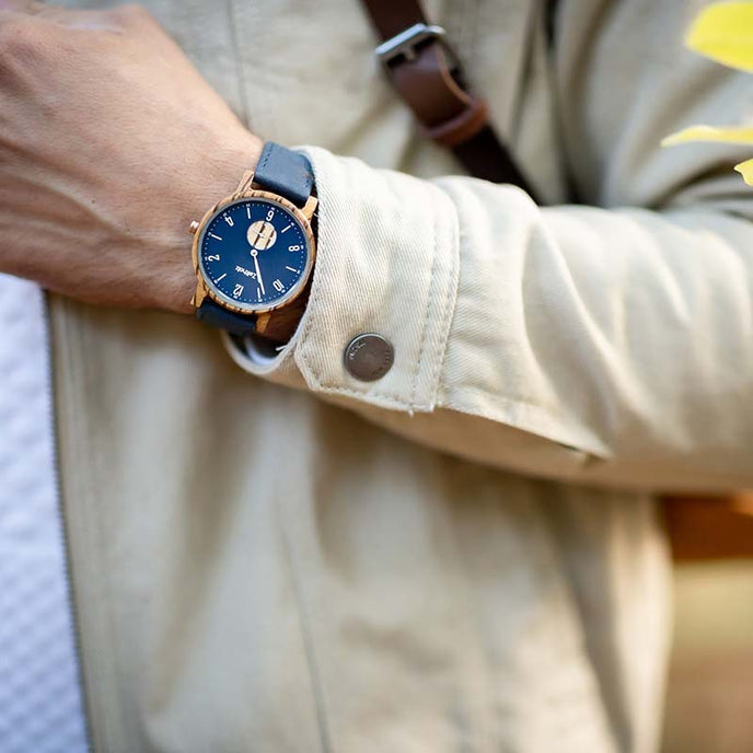 Herren-Holzuhr aus Zebranoholz von Zeitholz, Modell Amstberg, mit detaillierter Zifferblattansicht.