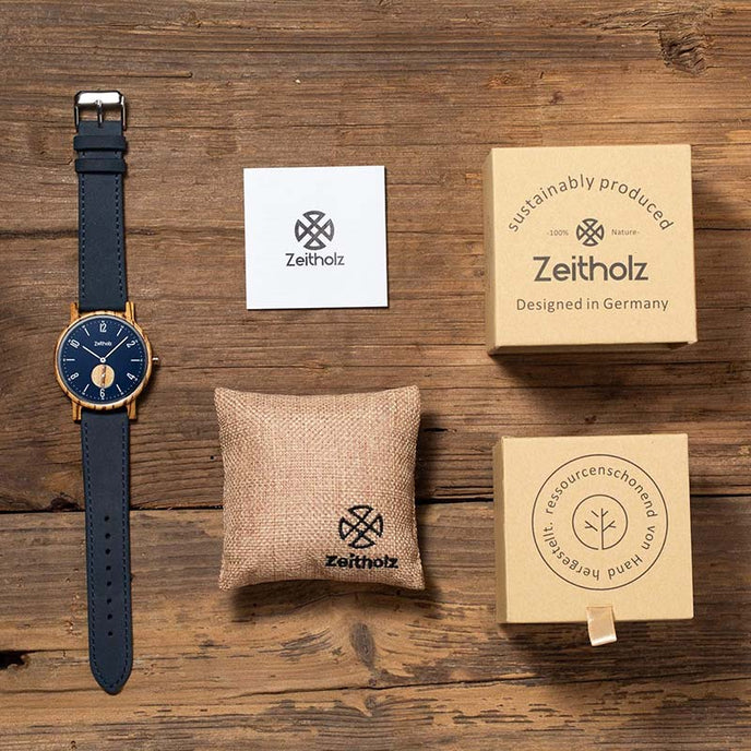 Herren-Holzuhr aus Zebranoholz von Zeitholz, Modell Amstberg, mit elegantem Design und dunkel gemaserter Holzoberfläche, präsentiert auf weißem Hintergrund.