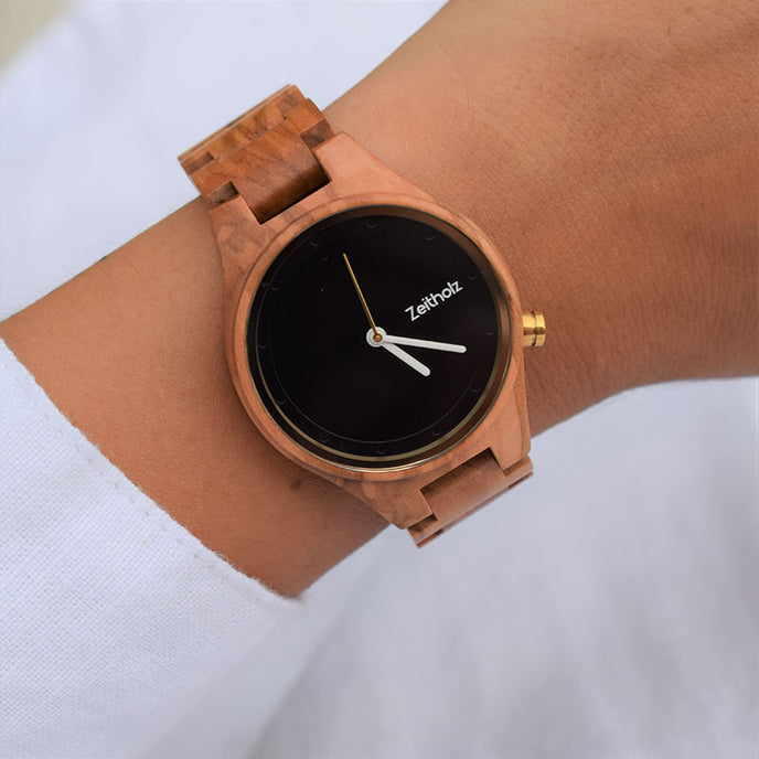 Frau trägt Stolpen schwarzes Olivenholz 36mm.