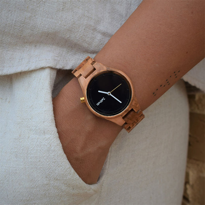 Stolpen schwarzes Olivenholz 36mm mit Hand in der Tasche.