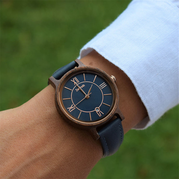 Damenholzuhr Rosenbach von Zeitholz mit blauem Zifferblatt und Lederarmband.