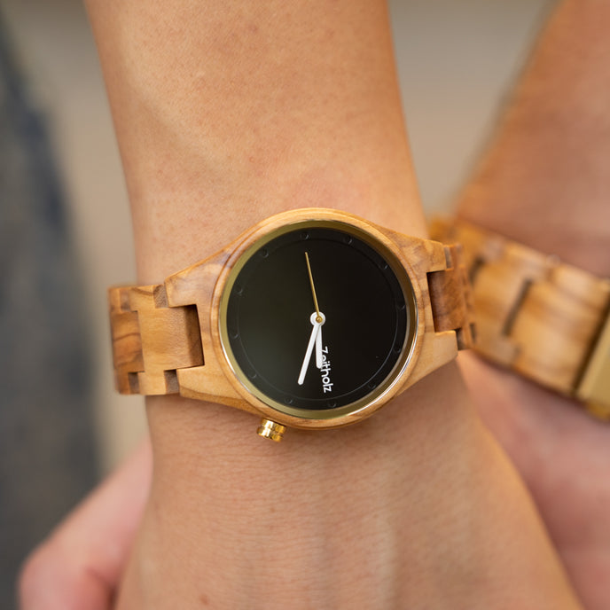 Stolpen Olive für Paare hält sich an den Händen.